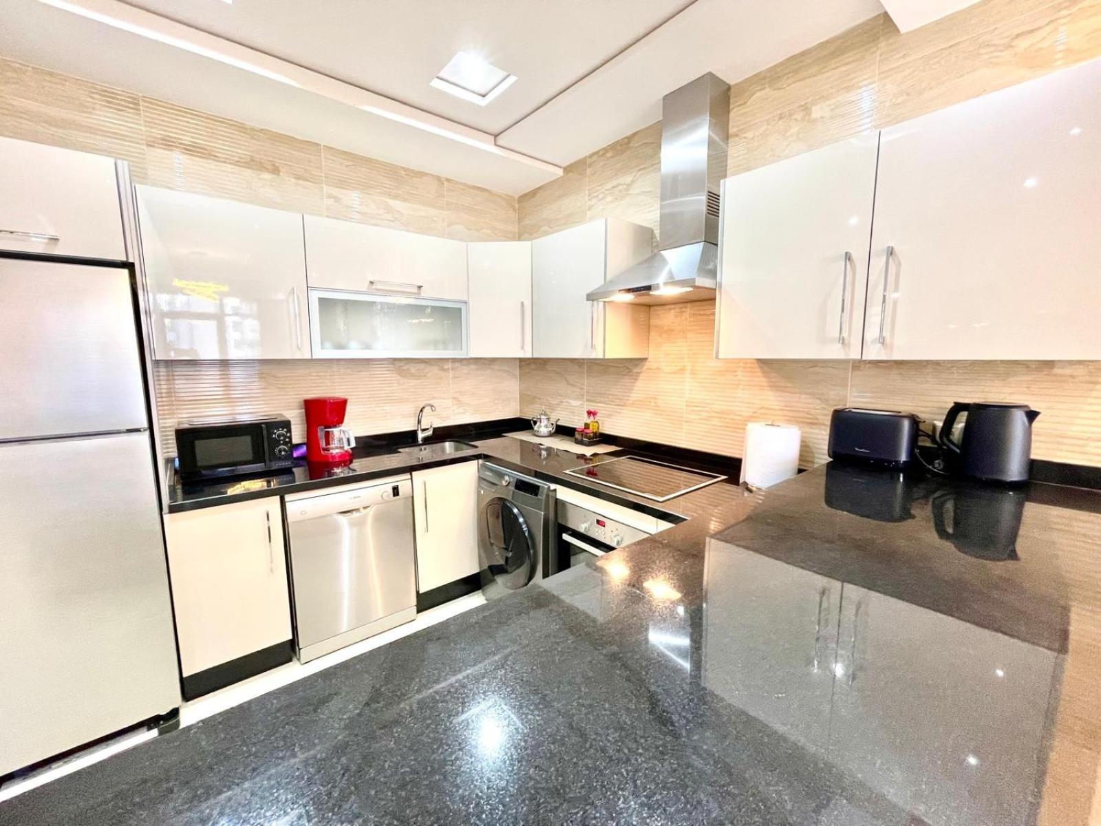 Modern Elegance With Sea Views In Central Tangier - Steps To Beach, Train And Attractions! Exterior photo